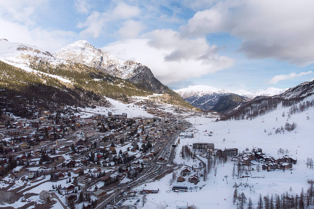 vista dall'alto della città di Bardonecchia